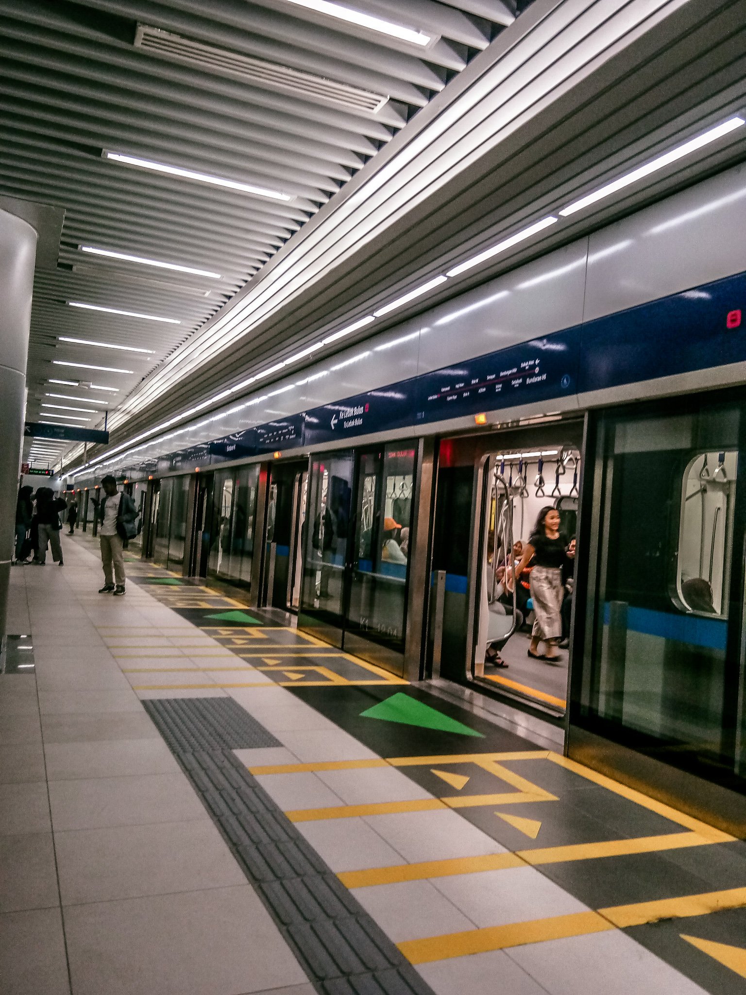 Budaya Saat Naik MRT